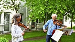 Ulrike Stortz und Emanuel Wieck vom Stuttgarter Kammerorchester haben ihre Proben ins Freie verlegt. Foto: Reiner Pfisterer/Reiner Pfisterer