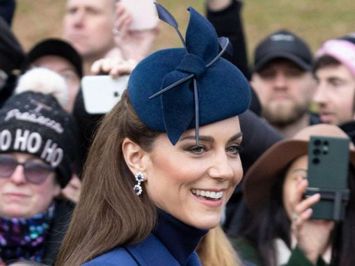 Im royalen Blau zeigte sich Kate am 1. Weihnachtsfeiertag den Schaulustigen vor der Kirche. An ihren Ohren blitzten ganz besondere Schmuckstücke. Foto: imago/i Images