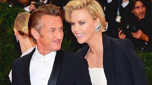 Zeigten sich beim Met-Ball in New York zum ersten Mal in der Öffentlichkeit: Die frisch verliebten Hollywood-Stars Sean Penn und Charlize Theron. Weitere Bilder von der Party des Jahres in den USA gibt es hier - klicken Sie sich durch! Foto: dpa