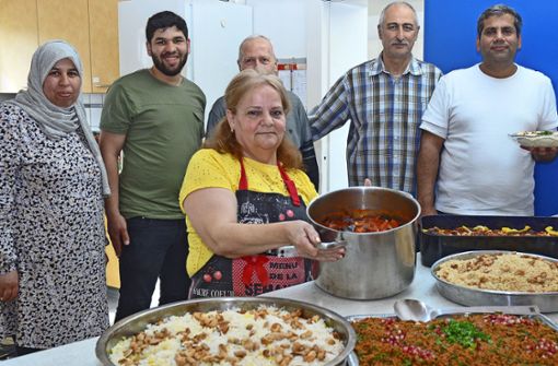 Zweimal im Jahr laden drei syrische Familien und ihre Freunde die Bevölkerung  zum Essen und Plaudern ins Café Syria ein. Foto: /Gaby Weiß