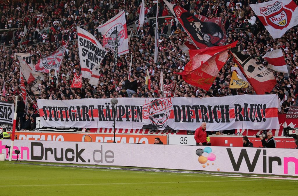 Die Proteste aus der Fankurve des VfB Stuttgart gegen den Präsidenten Wolfgang Dietrich nehmen zu. Foto: Pressefoto Baumann