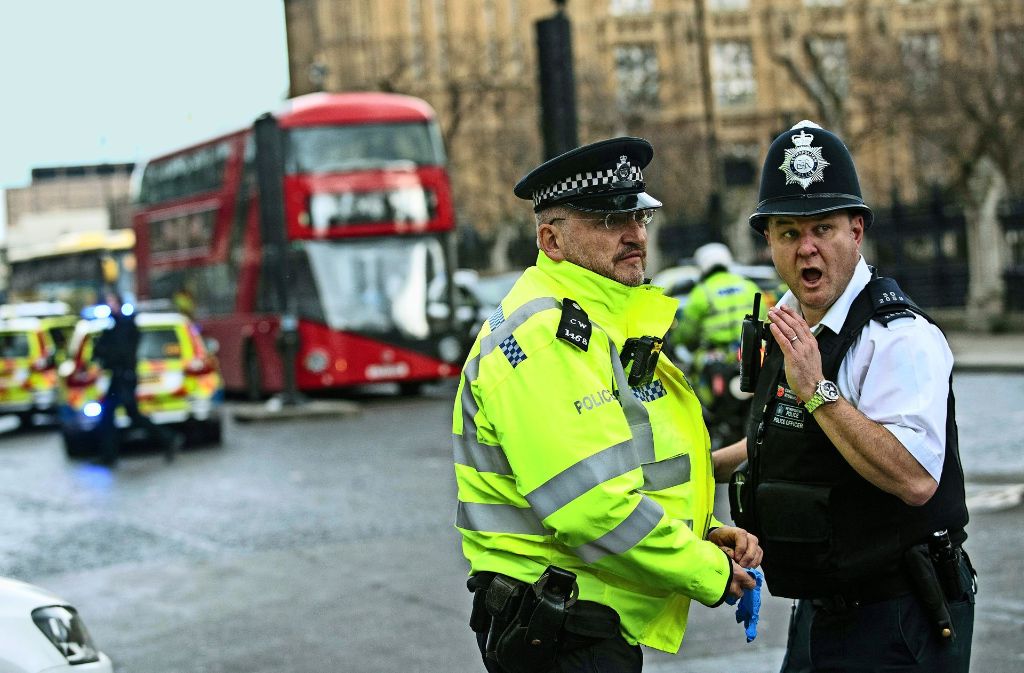 Die Polizei sperrt das Gelände rund um Westminster weiträumig ab.