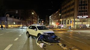 Autofahrerin biegt falsch ab und kracht gegen Stadtbahn