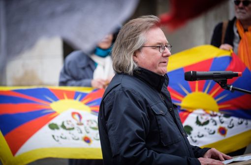 Bürgermeister Peter Pätzold setzt ein Zeichen der Solidarität mit Tibet: „Wir lassen Sie nicht allein, halten Sie durch.“ Foto: Lichtgut/Achim Zweygarth