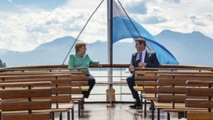 Zwei auf einem Boot: Kanzlerin Angela Merkel mit Bayerns Ministerpräsident Markus Söder während eine gemeinsamen Tour auf dem Chiemsee. Foto: AP/Peter Kneffel