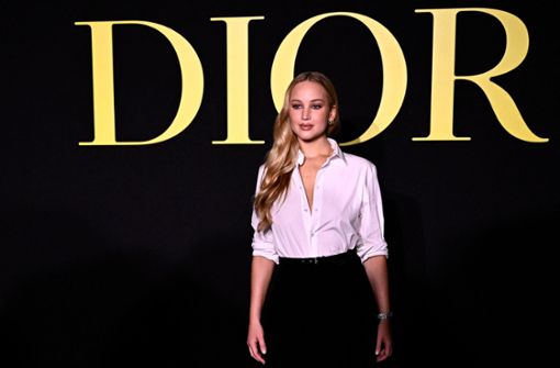 Bei Dior tummelten sich am Dienstag die Stars: Die Schauspielerin Jennifer Lawrence beim obligatorischen Fototermin. Foto: AFP/JULIEN DE ROSA