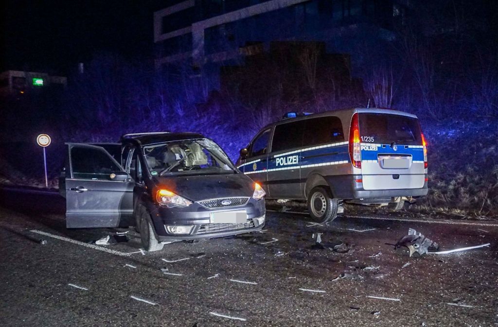 In Holzgerlingen kam es zu einem schweren Unfall mit einem Polizeiwagen.