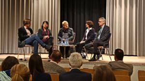 Diskutieren über die Schule: Rüdiger Ott, Gabriele Roegers, Barbara Fritsch-Höschele, Heike Hauber, Wolfgang Krause (v. l.) Foto: A. Becker