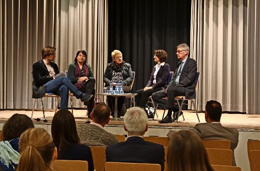 Diskutieren über die Schule: Rüdiger Ott, Gabriele Roegers, Barbara Fritsch-Höschele, Heike Hauber, Wolfgang Krause (v. l.) Foto: A. Becker