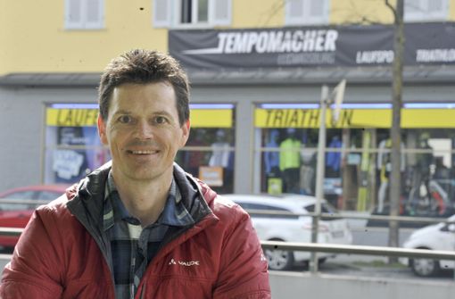 Roy Fischer vor seinem Laden in der Stuttgarter Straße Foto: Kuhnle/Archiv