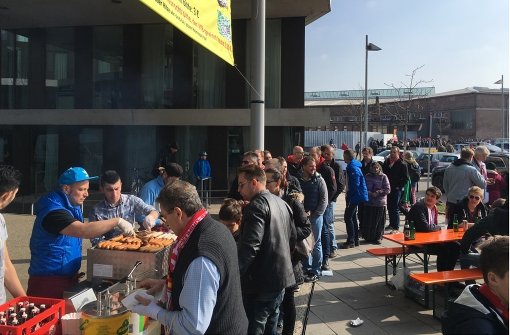 Flüchtlinge grillen für VfBFans Wurst, Bier und VfB