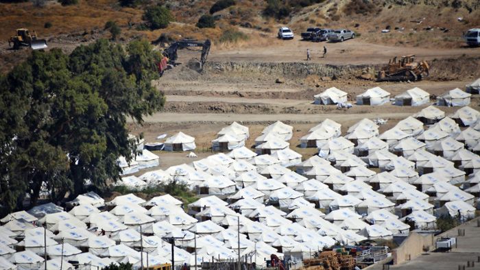 Rund 1200 Migranten im neuen Lesbos-Lager –  Seehofer übt Kritik