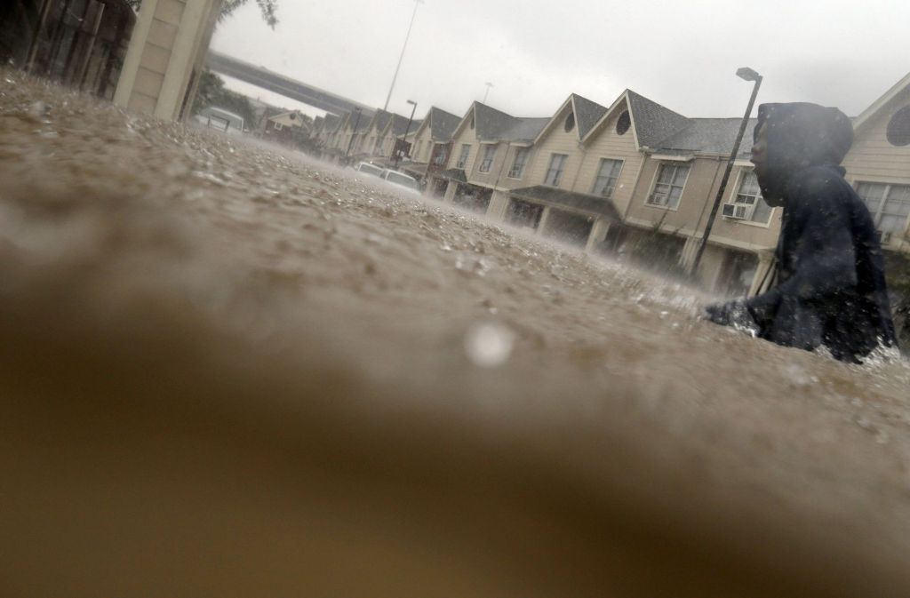Es regnet und regnet und regnet in Houston und anderen Teilen von Texas. Die Hochwasserpegel drohen auf den höchsten Stand seit Beginn der Wetteraufzeichnungen zu steigen. Die Einsatzkräfte kommen nicht hinterher, die Bewohner sind oft auf sich allein gestellt.