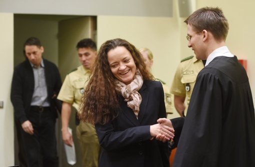 Die Angeklagte Beate Zschäpe mit ihrem Anwalt Anwalt Mathias Grasel (rechts) am 9. Dezember im Gerichtssaal im Oberlandesgericht in München. Foto: dpa