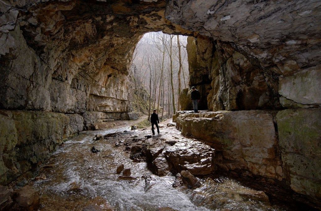 Rund 15 Meter hoch und zehn Meter breit ist das Portal zur  Falkensteiner Höhle.