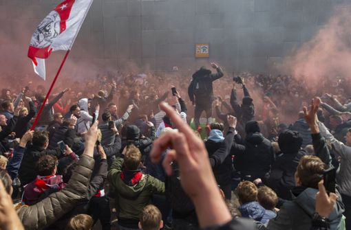 Die Fans feierten den 35. Meistertitel für Ajax ausgelassen. Foto: dpa/Peter Dejong