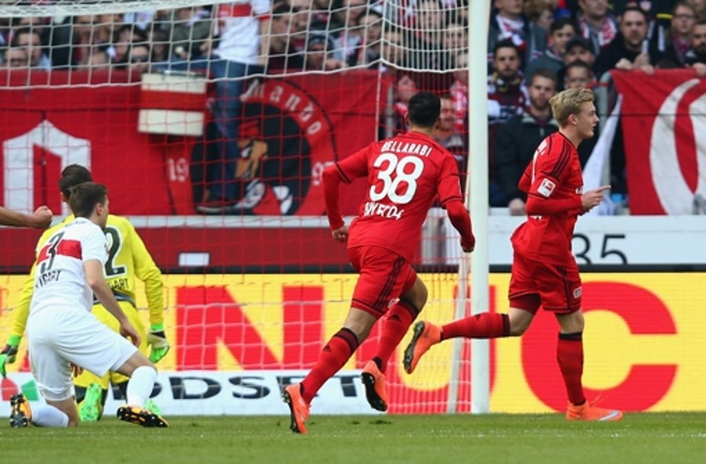 Julian Brandt (rechts) freut sich mit Karim Bellarabi über das Tor für Leverkusen.