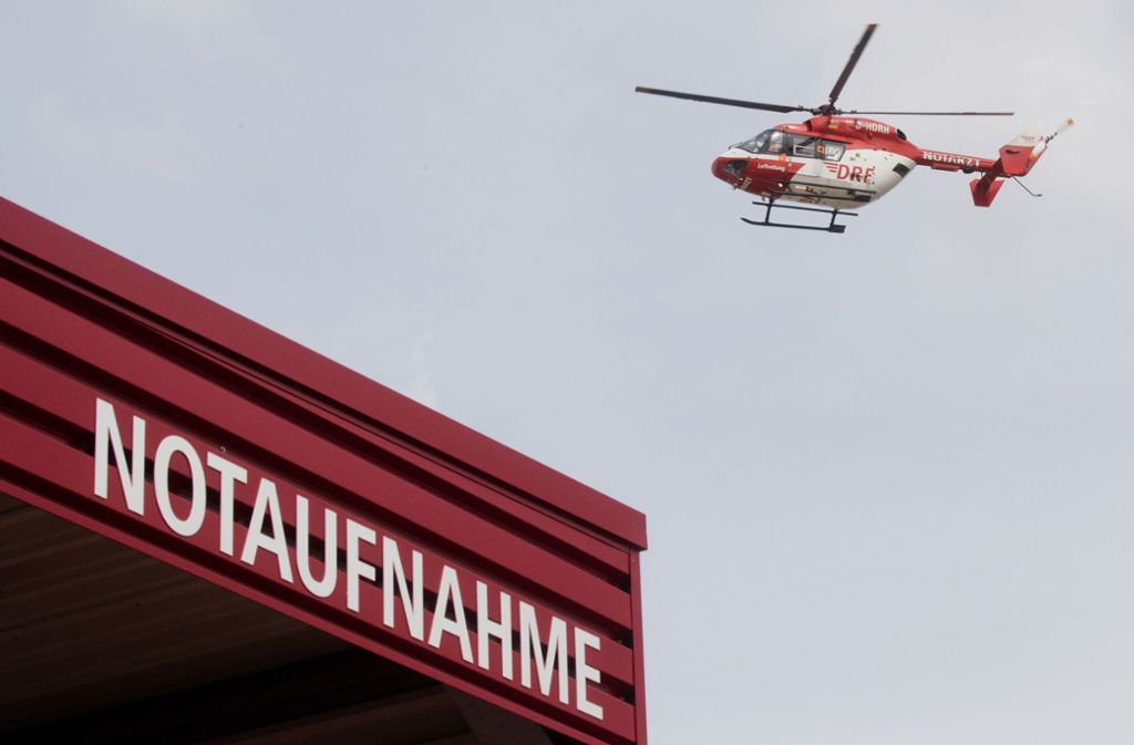Mit einem Rettungshubschrauber wurde der Mann in eine Klinik nach Stuttgart geflogen (Symbolbild). Foto: dpa/Julian Stratenschulte