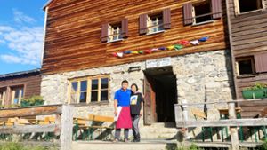 Über dem Eingang zur Stuttgarter Hütte flattern die Gebetsfahnen aus der Heimat: Ang Kami Lama und seine Frau Pasang Lhamu Sherpa haben Stuttgarts höchstes Haus diese Saison als Pächter übernommen. Foto: red/Michael Weier