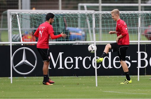 Timo Baumgartl (rechts) nimmt wieder am Mannschaftstraining des VfB teil. Weitere Bilder sehen Sie in unserer Fotostrecke. Foto: Pressefoto Baumann