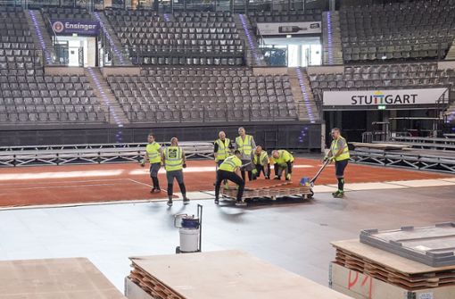 Etwa zwölf Stunden dauert es, in der Porsche-Arena die Basis für einen Sandplatz zu schaffen. Foto: Lichtgut - Ferdinando Iannone/Ferdinando Iannone