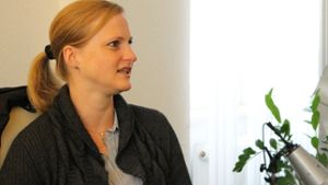 Bei einem Besuch im Cannstatt-Büro erzählt Mareike Merx, was als Stadtteilmanagerin in den kommenden Monaten auf sie zukommt. Foto: Julia Barnerßoi