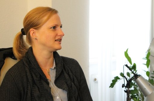 Bei einem Besuch im Cannstatt-Büro erzählt Mareike Merx, was als Stadtteilmanagerin in den kommenden Monaten auf sie zukommt. Foto: Julia Barnerßoi