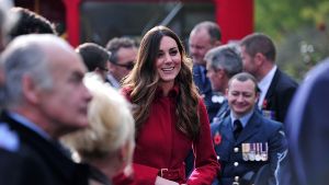 Herzogin Kate und Prinz William überraschen in London Pendler und verkaufenMohnblumen-Ansteckern zum Kriegsgedenken. Foto: Getty Images Europe