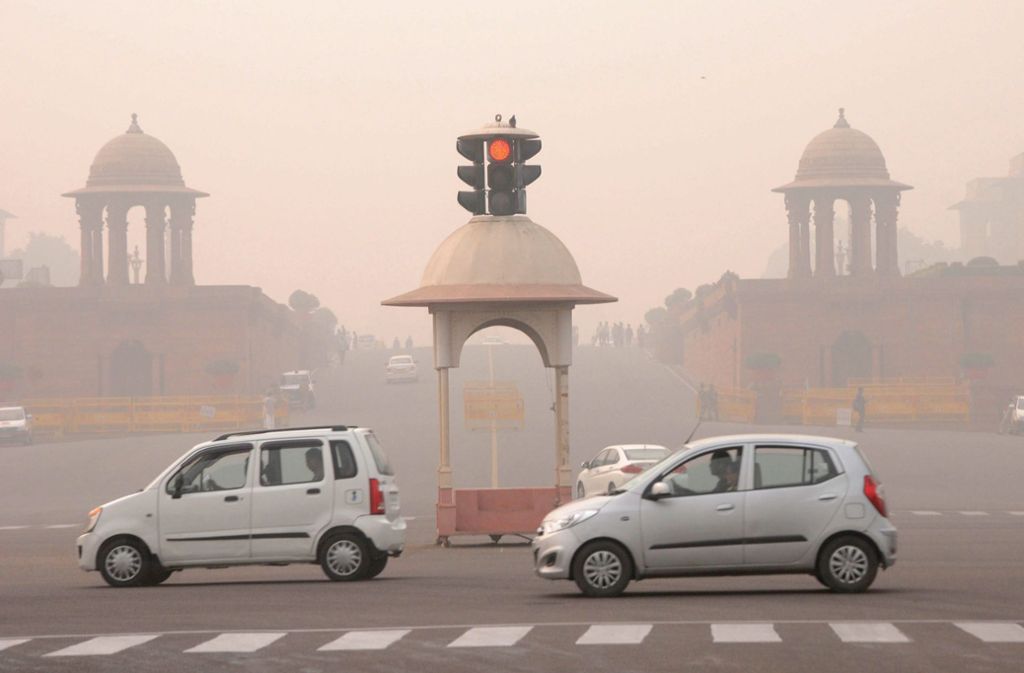 Was wie Nebel aussieht, ist tatsächlich Smog. Seit Montag gilt ein drastisches Fahrverbot in Indiens Hauptstadt Neu Delhi. (Archivbild) Foto: dpa/Str