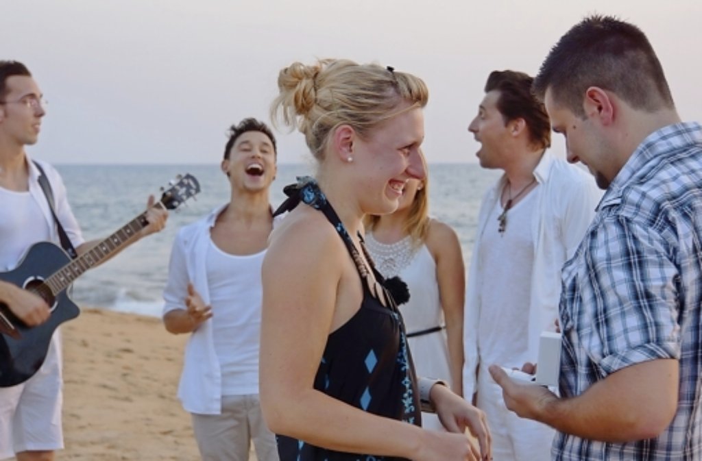 Lukas Drzymala macht Daniela Sasse am Strand in Sri Lanka einen Heiratsantrag.