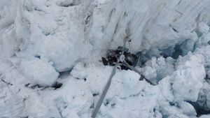 Überreste des Hubschraubers liegen in der Gletscherspalte. Foto: New Zealand Police