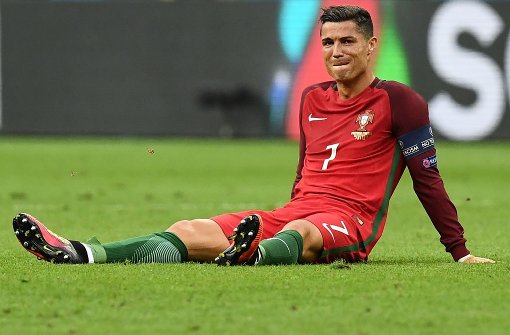 Ronaldo am Boden – von Faltern umschwirrt Foto: AFP