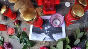 Kerzen, Blumen und Stofftiere erinnern an die ermordete Corinna.  Foto: dpa