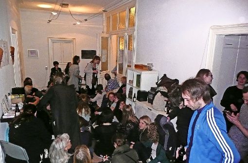 Die Autorin Juliana Kálnay signiert in der WG-Küche und ihre Zuhörer drängen sich im großen Korridor. Foto: Christoph Kutzer