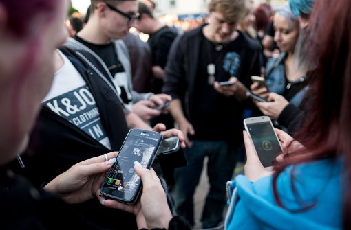 Wer in der Baseler Innenstadt nur auf sein Handy schaut, den erwischt möglicherweise die Rache der Pokémons. Foto: dpa