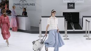 Futuristische Fashion am Flughafen