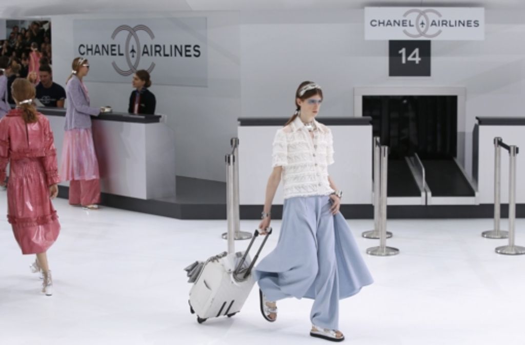 Auch Die Neue Kollektion Von Karl Lagerfeld Fur Chanel Ist Mal Wieder Zukunftsweisend In Einer Futuristischen