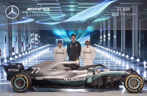 Valtteri Bottas, Toto Wolff und Lewis Hamilton präsentieren den neuen Mercedes W09. Foto: AFP