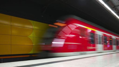 Die S-Bahn fährt ein – nur leider oftmals zu spät. Foto: imago//Michael Weber