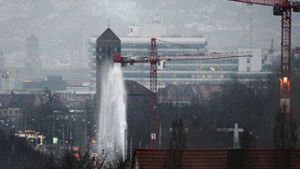 Ein umgefahrener Hydrant war am Donnerstagmorgen der Grund für eine rund 20 Meter hohe Wasserfontäne in Stuttgart-Nord. Foto: Polizei