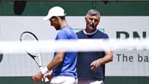 Trainer Goran Ivanisevic (rechts) gibt Novak Djokovic Anweisungen. Foto: IMAGO/ABACAPRESS/IMAGO/Joly Victor/ABACA