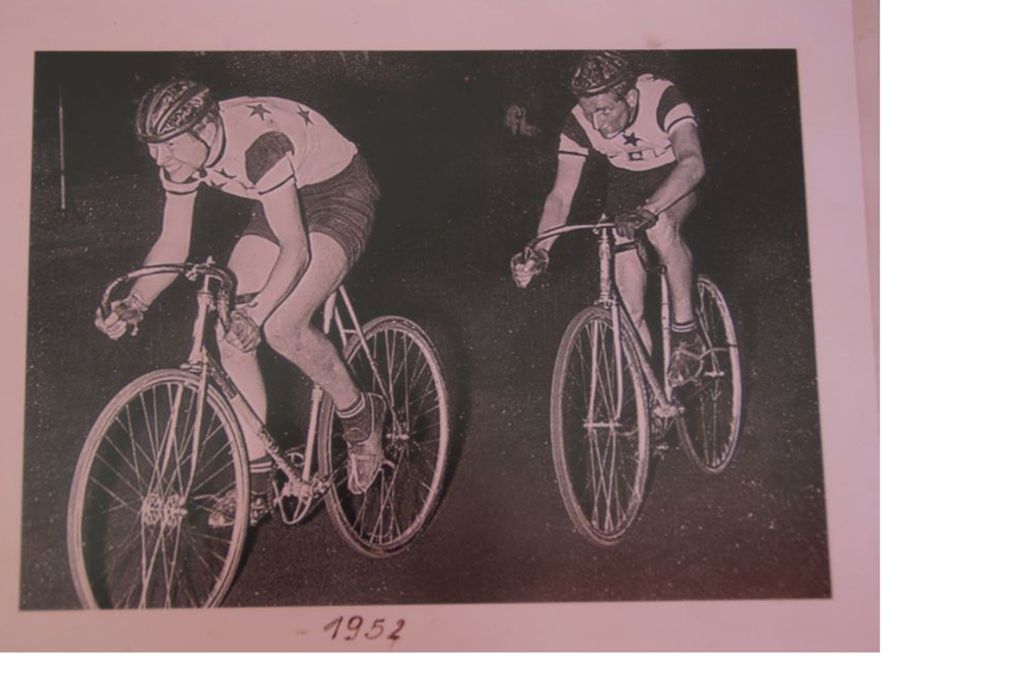 In den 50er Jahren war Gerhard Merz (rechts) aktiver Radrennfahrer im Zweierteam mit seinem Bruder Egon Merz.