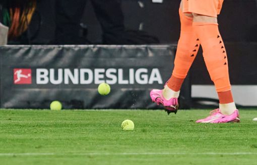 Mit Tennisbällen, die aufs Feld geworfen werden, machen Fußballfans in ganz Deutschland derzeit ihrem Ärger Luft. Foto: dpa/Bernd Thissen