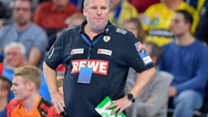 Nikolaj Jacobsen, Trainer der Rhein-Neckar Löwen, steht am Spielfeldrand. Foto: dpa