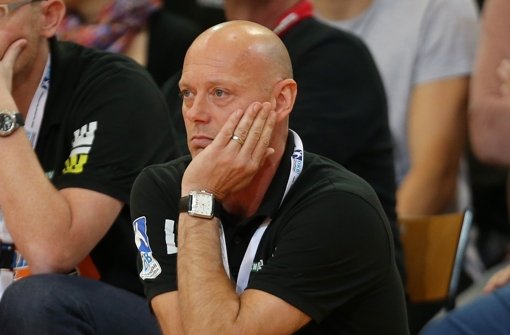 Frisch Auf Göppingen-Trainer Magnus Andersson beobachtet das Spiel seiner Mannschaft vom Spielfeldrand Foto: Pressefoto Baumann