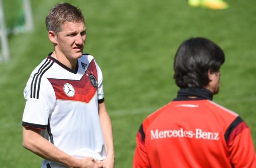 Wieder an Bord: Bastian Schweinsteiger (li., mit Bundestrainer Joachim Löw) Foto: dpa