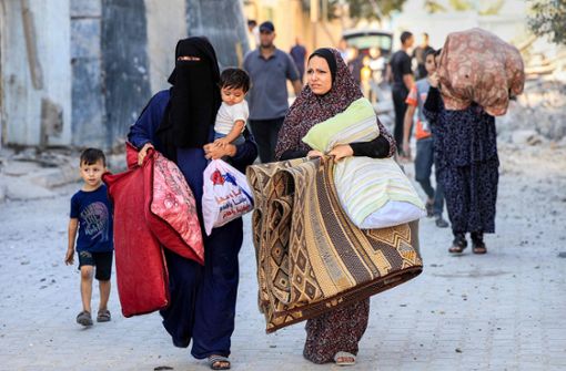 Palästinensische Frauen fliehen mit ihren Kindern nach Luftangriffen der israelischen Armee aus Rafah im Süden des Gazastreifens. Foto: AFP/SAID KHATIB
