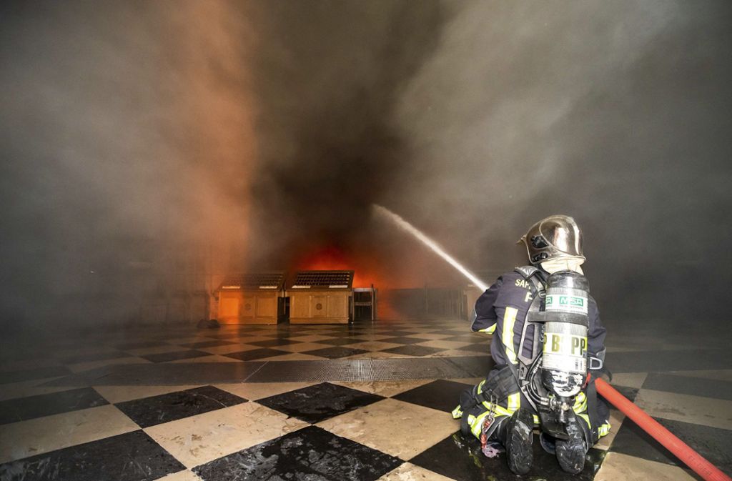 Die Feuerwehrleute löschten den Brand mit enormen Einsatz von außen und innen. So konnte Schlimmeres verhindert werden.