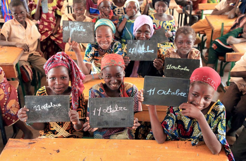 Schülerinnen in Afrika Foto: picture alliance/dpa/Peter Kneffel