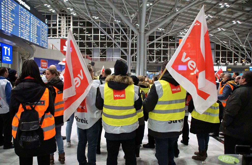 Die Gewerkschaft Verdi hat am Donnerstag die Mitarbeiter der Sicherheitsdienstleister an drei Flughäfen zum Streik aufgerufen.